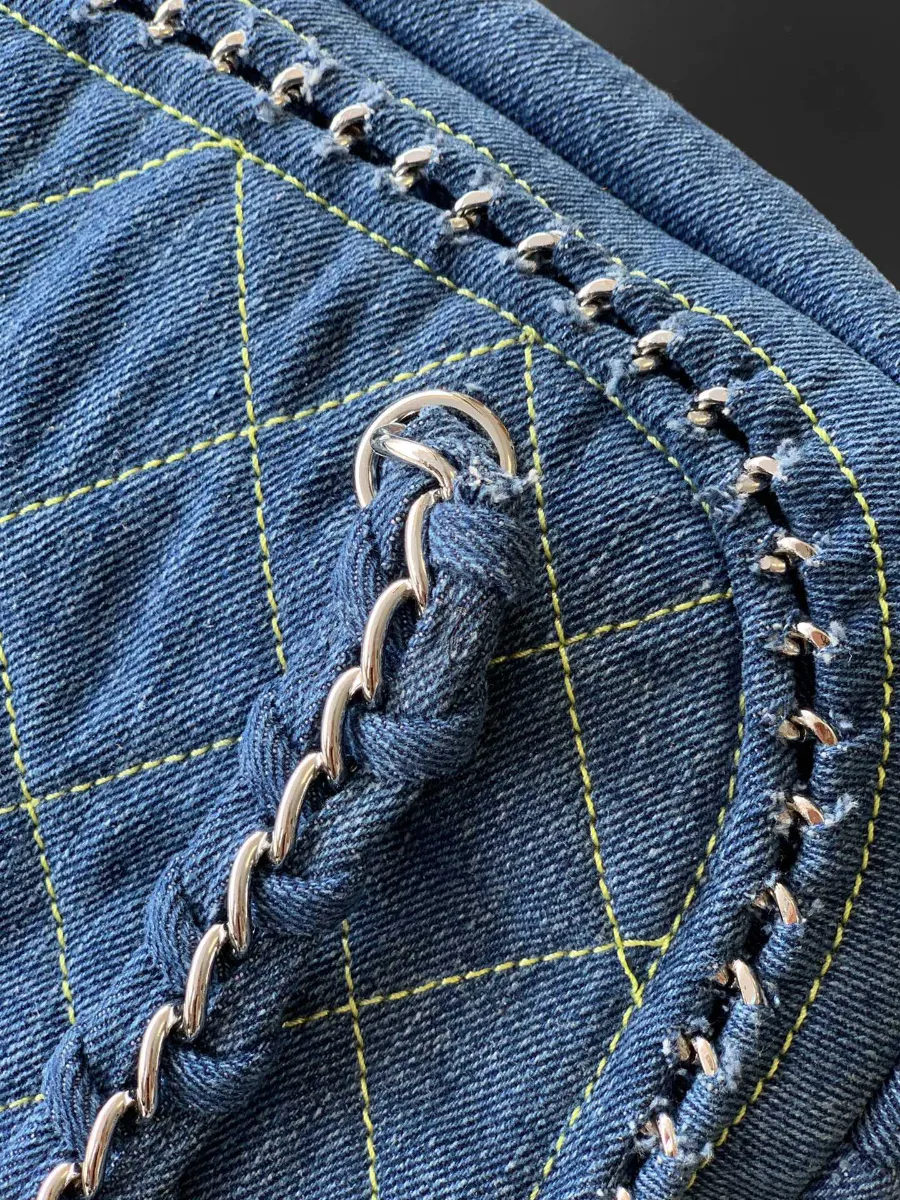 chanel_denim_bostonbag_2240000601656_detail_02.jpg