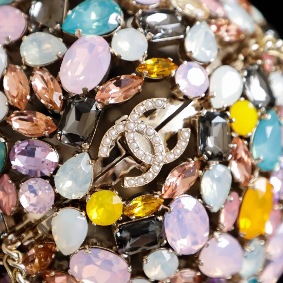 chanel_swarovski_crystal_diamond_ball_clutch_detail_03.jpg