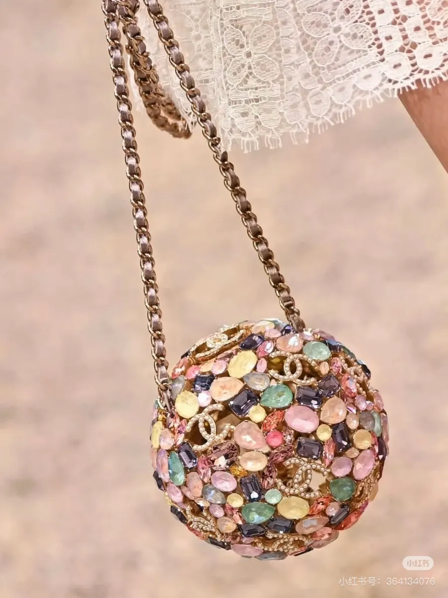 chanel_swarovski_crystal_diamond_ball_clutch_detail_05.jpg