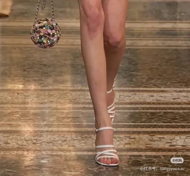 chanel_swarovski_crystal_diamond_ball_clutch_detail_10.jpg