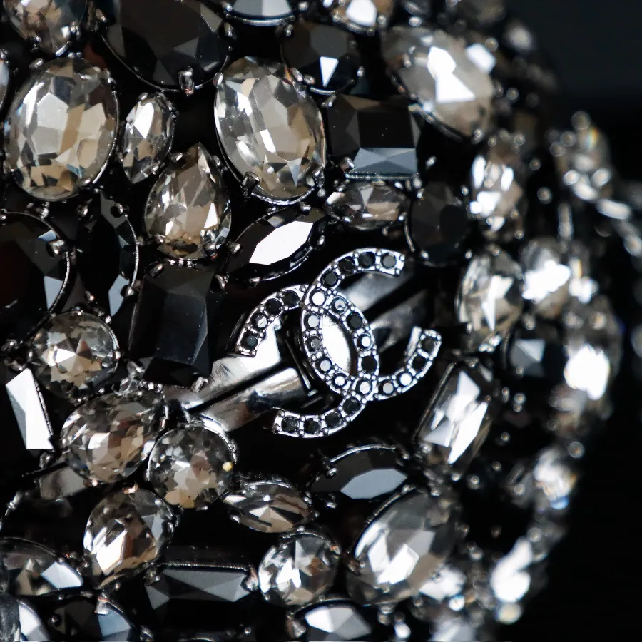 chanel_swarovski_crystal_diamond_ball_clutch_detail_03.jpg