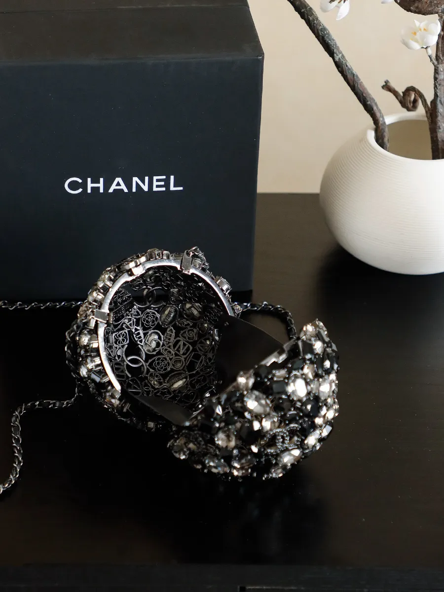 chanel_swarovski_crystal_diamond_ball_clutch_inside.jpg
