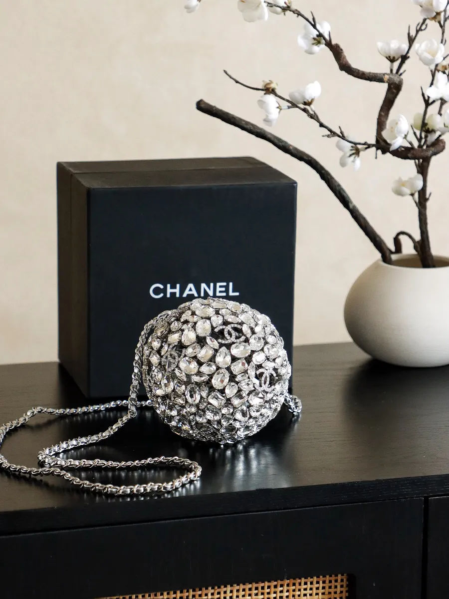 chanel_swarovski_crystal_diamond_ball_clutch_front.jpg