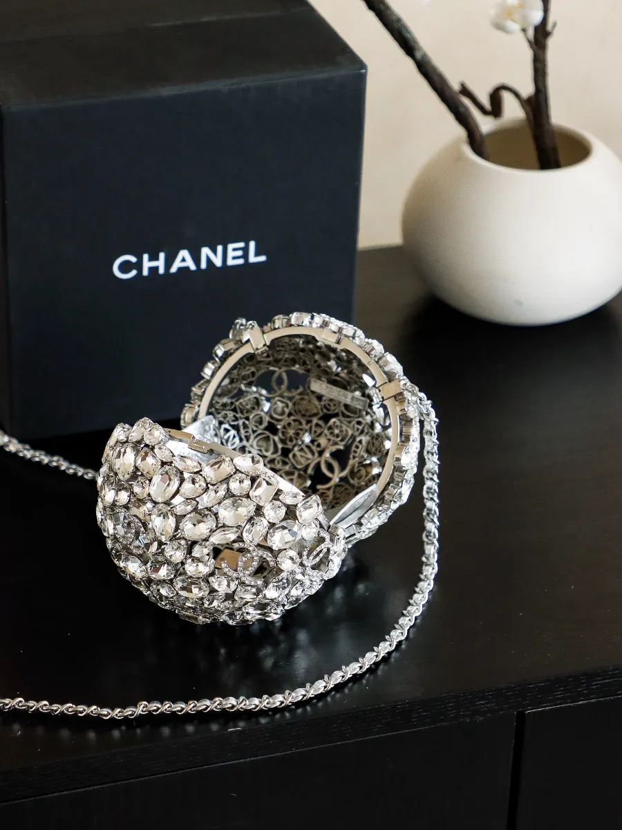 chanel_swarovski_crystal_diamond_ball_clutch_inside.jpg
