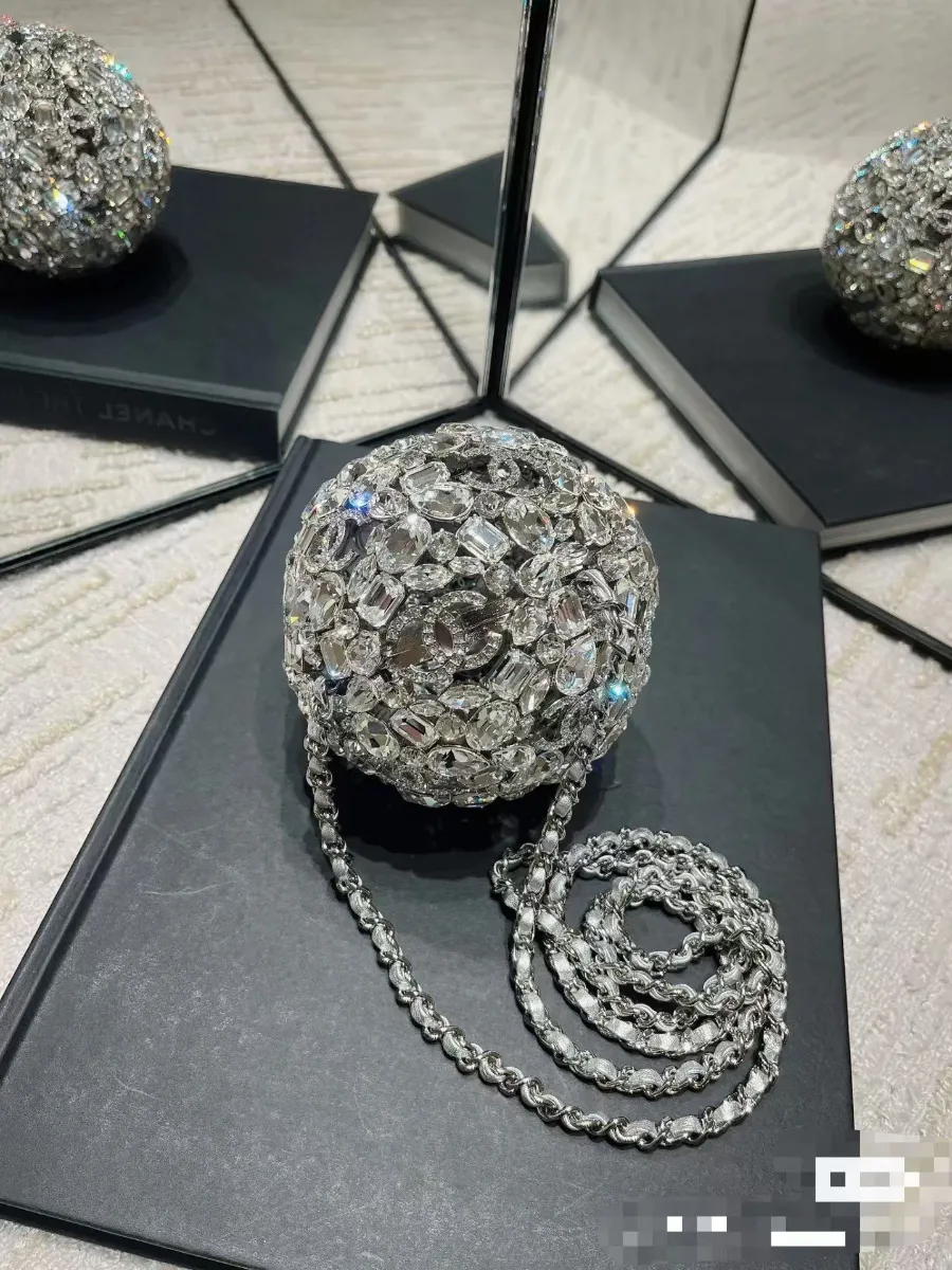 chanel_swarovski_crystal_diamond_ball_clutch_detail_06.jpg