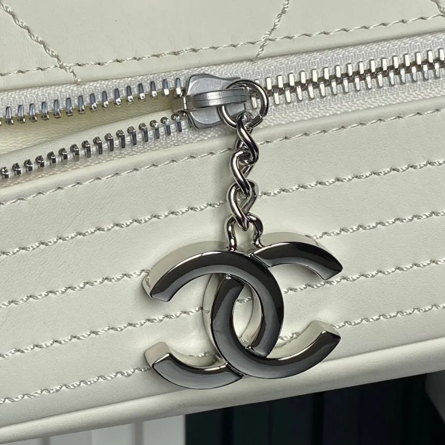 chanel_vintage_paris-london_flap-bag_9902_inside.jpg