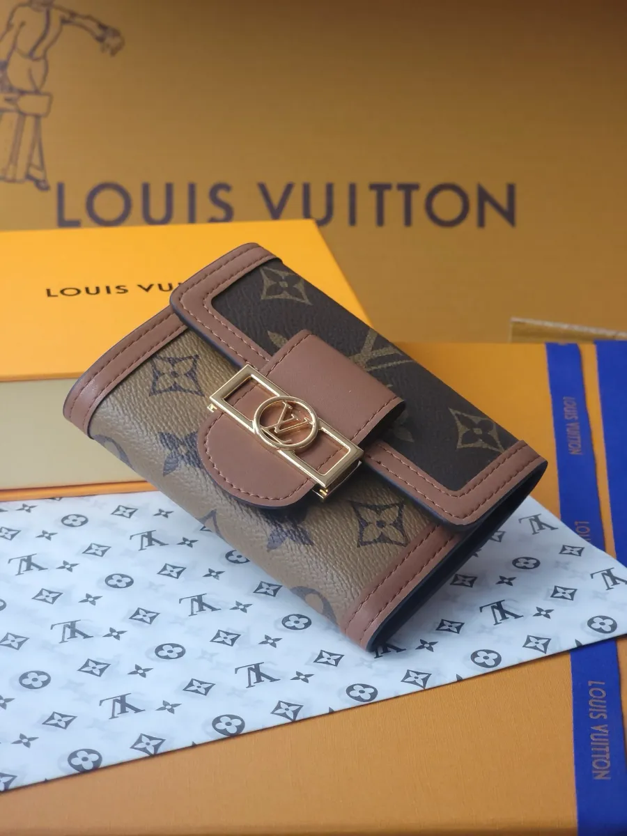 louisvuitton_dauphine_compact_wallet_m68725_bottom.jpg