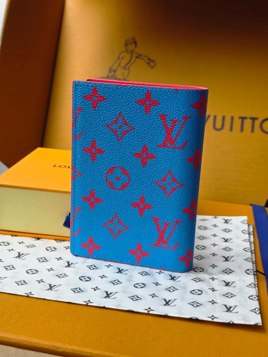 Louis_Vuitton_루이비통_여권_커버지갑_M14770_back.jpg