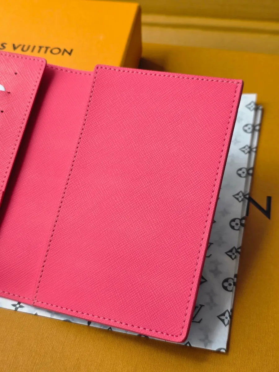 Louis_Vuitton_루이비통_여권_커버지갑_M14770_detail_01.jpg