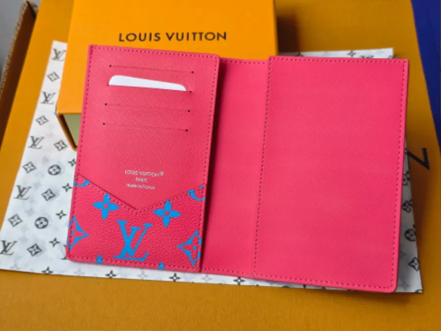 Louis_Vuitton_루이비통_여권_커버지갑_M14770_inside.jpg